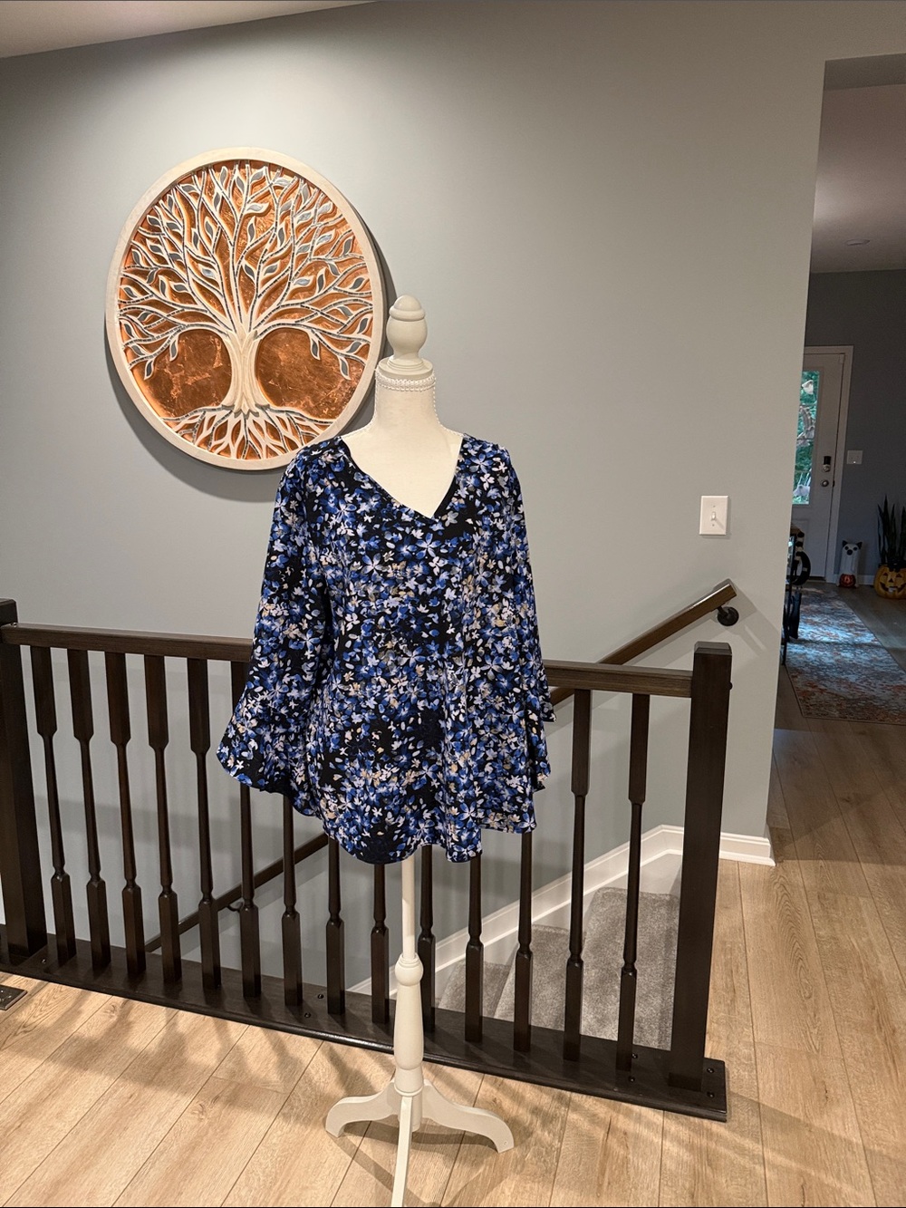 Belle by Kim Gravel Blue Floral V-Neck Ruffle Sleeve Blouse Size Large